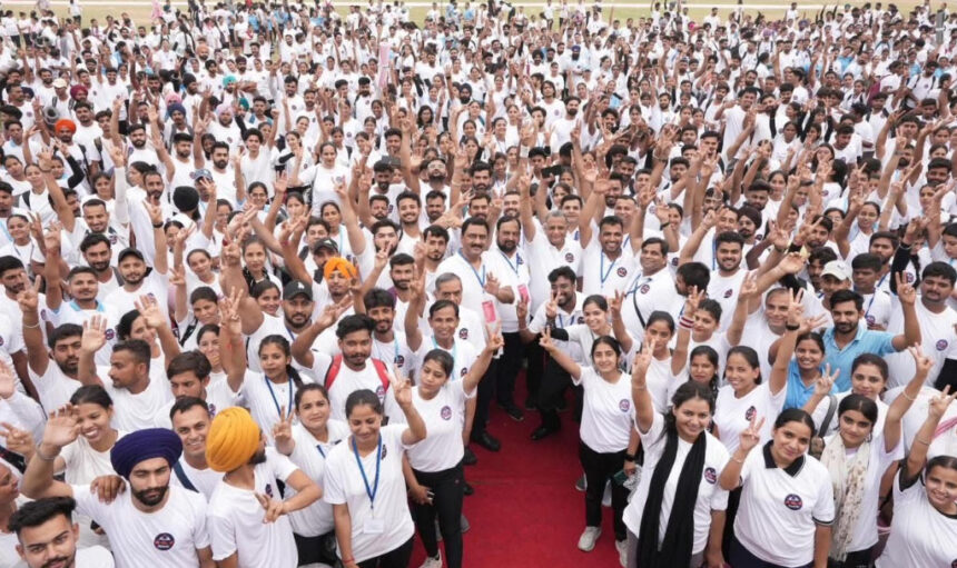 जालंधर योगशाला में हजारों की तादाद में लोग योग करने के लिए पहुंचे:  योगशाला में नहीं पहुंचे मुख्यमंत्री मान और केजरीवाल