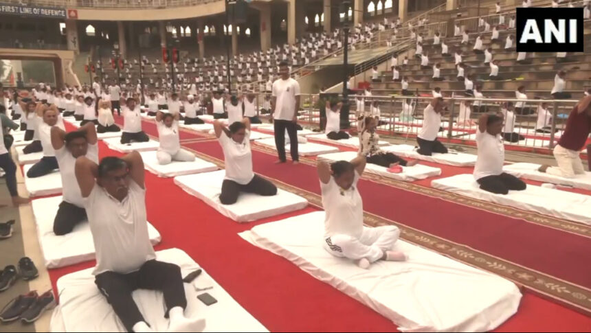 अंतरराष्ट्रीय योगा दिवस : पंजाब में लोगों ने किया योग, अटारी बाॅर्डर पर बीएसएफ की तरफ से योग कार्यक्रम का आयोजन