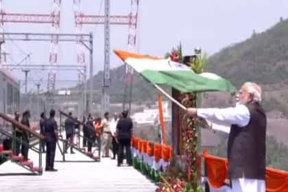 पीएम मोदी ने तिरंगा दिखाकर दुनिया के सबसे ऊंचे रेलवे आर्च ब्रिज का किया उद्घाटन: कटरा-श्रीनगर वंदे भारत को हरी झंडी दिखाई