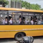 स्कूली बच्चों की जान से खिलवाड़: 51 सीटर बस में 80 बच्चे; स्कूल बस का नंबर भी फर्जी, पुलिस ने रोका तो मच गया हंगामा