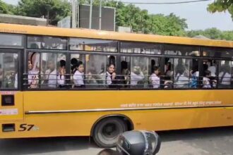 स्कूली बच्चों की जान से खिलवाड़: 51 सीटर बस में 80 बच्चे; स्कूल बस का नंबर भी फर्जी, पुलिस ने रोका तो मच गया हंगामा