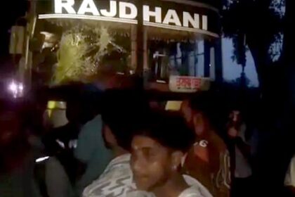 होशियारपुर में यात्रियों से भरी बस पर बदमाशों ने किया हमला : ​​​​​​​ड्राइवर-पुलिसकर्मी को पीटा, हथियारबंद बदमाशों ने की वारदात