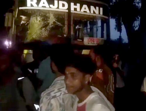 होशियारपुर में यात्रियों से भरी बस पर बदमाशों ने किया हमला : ​​​​​​​ड्राइवर-पुलिसकर्मी को पीटा, हथियारबंद बदमाशों ने की वारदात