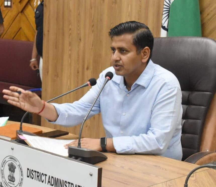 अवैध अतिक्रमण रोकने हेतु DC ने SDM को सरकारी जमीनों की पहचान व साइनबोर्ड स्थापना के आदेश