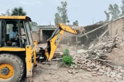 नशा तस्कर खिलाफ कार्रवाई : देहात पुलिस ने पंचायत की जमीन पर कब्जा करके बनाई गई कोठी से हटवाया अवैध कब्जा