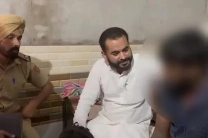 विधायक के सामने रोने लगी नशेड़ी बेटे की मां: बोली-बेटा नशे का आदी हो गया, युवक को साथ ले गए AAP विधायक