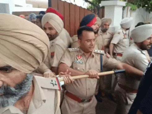 आय से अधिक संपत्ति मामले में गिरफ्तार मजीठिया के घर विजिलेंस टीम दोबारा जांच के लिए पहुंचेगी, घर के बाहर भारी पुलिस बल तैनात