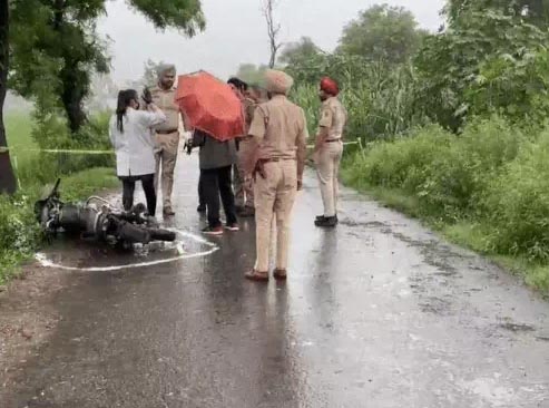 गुरदासपुर में बदमाश और पुलिस के बीच एनकाउंटर:​​​​​​​ पुलिस देख भगाई बाइक, पीछा करने पर चलाई गोलियां; जवाबी कार्रवाई में एक बदमाश जख्मी