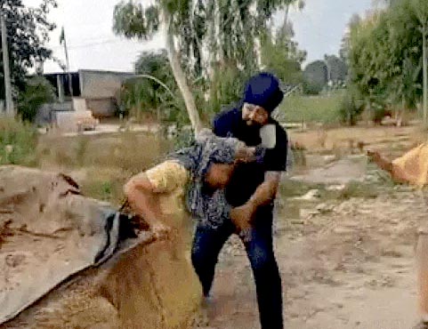 फगवाड़ा में एक महिला के साथ मारपीट का वीडियो सोशल मीडिया पर वायरल: ​​​​​​​व्हील चेयर पर बैठे दिव्यांग पर भी हमला