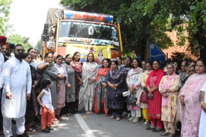 बाढ़ की स्थिति से निपटने के लिए आम आदमी पार्टी की महिला विंग ने संभाला मोर्चा