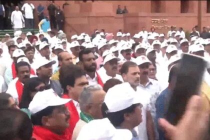 लोकसभा में प्रश्नकाल की शुरुआत के साथ ही विपक्षी सांसदों ने किया हंगामा: राहुल-प्रियंका समेत 300 सांसदों ने मकर द्वार से चुनाव आयोग कार्यालय तक मार्च शुरू किया