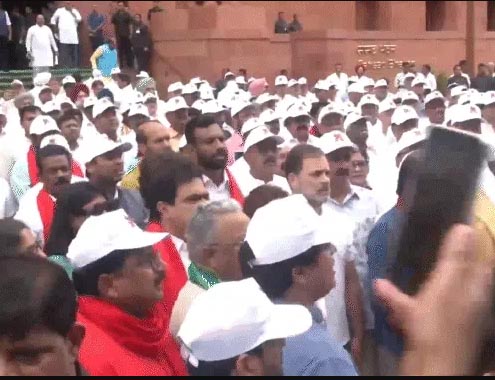 लोकसभा में प्रश्नकाल की शुरुआत के साथ ही विपक्षी सांसदों ने किया हंगामा: राहुल-प्रियंका समेत 300 सांसदों ने मकर द्वार से चुनाव आयोग कार्यालय तक मार्च शुरू किया