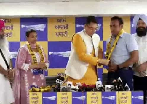 पंजाब के अमृतसर में मेयर पद की दौड़ में कांग्रेस को बड़ा झटका : दो पार्षद AAP में शामिल
