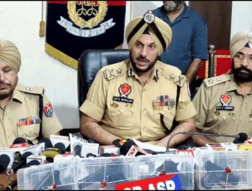 खुफिया सूचना के आधार पर अमृतसर पुलिस ने हथियार तस्करी में लिप्त 4 आरोपियों को किया गिरफ्तार: इटली मेड PX5 9mm, ऑस्ट्रिया मेड Glock 9mm और .30 बोर  सहित 7 पिस्टल बरामद