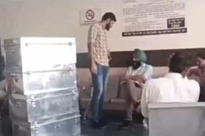 पूर्व मंत्री बिक्रम सिंह मजीठिया के खिलाफ चालीस हजार पेजों की चार्जशीट को चार ट्रंकों में लेकर मोहाली अदालत में पहुंची विजिलेंस की टीम