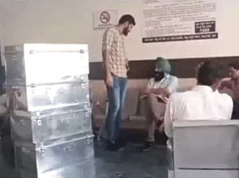 पूर्व मंत्री बिक्रम सिंह मजीठिया के खिलाफ चालीस हजार पेजों की चार्जशीट को चार ट्रंकों में लेकर मोहाली अदालत में पहुंची विजिलेंस की टीम