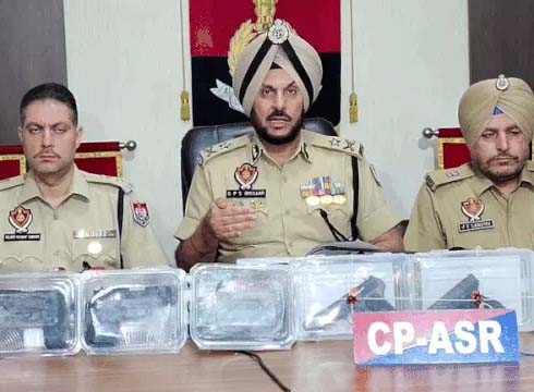 अमृतसर पुलिस को बड़ी कामयाबी: अवैध हथियार तस्करी के दो मॉड्यूल का भंडाफोड़, पाकिस्तान से मंगवाए थे ग्लॉक पिस्टल, चार आरोपी गिरफ्तार