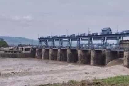 पठानकोट के माधोपुर हेडवर्क्स का फ्लड गेट टूटने से 50 लोग पानी में फंसे