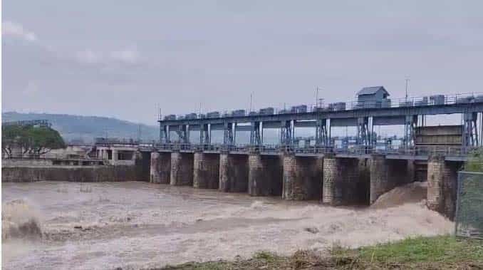 पठानकोट के माधोपुर हेडवर्क्स का फ्लड गेट टूटने से 50 लोग पानी में फंसे