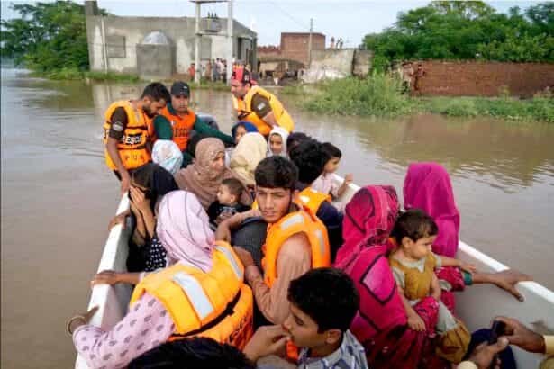पंजाब के साथ-साथ जम्मू-कश्मीर में 2 सितंबर तक बाढ़ का खतरा जारी : भाखड़ा का जलस्तर बढ़ा, 4 फ्लड गेट खोले