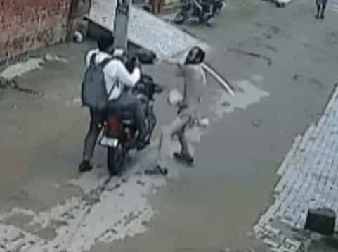 लुधियाना में वकील और उसके परिवार पर घातक हमला : आरोपी पड़ोसी फरार, पूरी घटना सीसीटीवी में कैद