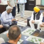 अबोहर पहुंचे मुख्यमंत्री मान-केजरीवाल : गैंगस्टरों द्वारा मारे गए फैशन डिजाइनर संजय वर्मा के परिवार से मिले, मान बोले-दोषियों को नहीं बख्शेंगे