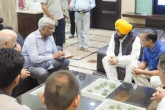 अबोहर पहुंचे मुख्यमंत्री मान-केजरीवाल : गैंगस्टरों द्वारा मारे गए फैशन डिजाइनर संजय वर्मा के परिवार से मिले, मान बोले-दोषियों को नहीं बख्शेंगे