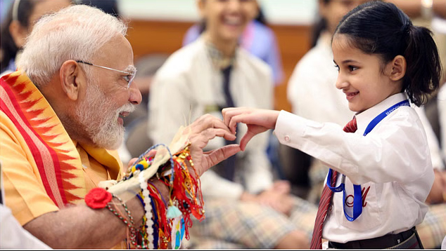 देशभर में राखी के त्योहार की धूम: प्रधानमंत्री नरेंद्र मोदी ने ब्रह्माकुमारी दीदी और स्कूली बच्चों से बंधवाई राखी