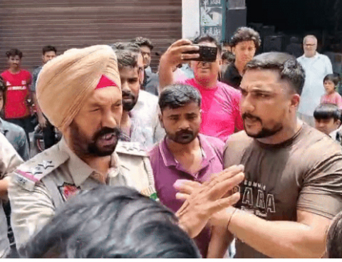 लुधियाना में निजी अस्पताल के डॉक्टरों ने एक नवजात बच्चे को 2 बार मृत बताया : दफनाने गए तो सांसें चलती मिलीं, परिजनों ने अस्पताल के बाहर किया हंगामा