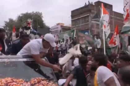  ‘वोटर अधिकार यात्रा’ के दौरान राहुल गांधी की गाड़ी के नीचे आया जवान:मौके पर मौजूद पुलिसकर्मियों ने खींचकर बाहर निकाला