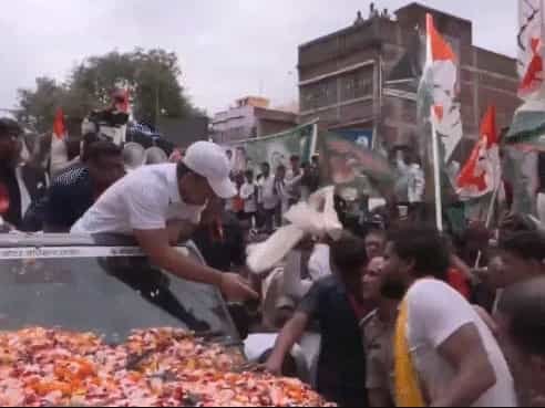  ‘वोटर अधिकार यात्रा’ के दौरान राहुल गांधी की गाड़ी के नीचे आया जवान:मौके पर मौजूद पुलिसकर्मियों ने खींचकर बाहर निकाला