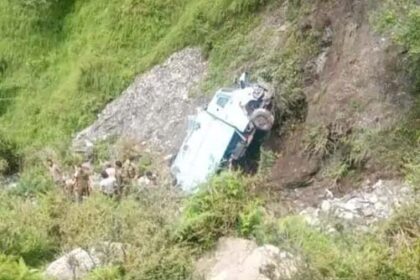 जम्मू-कश्मीर : सीआरपीएफ के जवानों की बंकर गाड़ी 200 फीट गहरी खाई में गिरी: 3 जवानों की मौत, 5 गंभीर; 21 जवान सवार थे