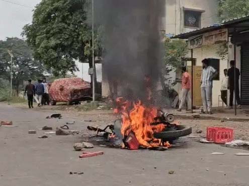 पुणे: सोशल मीडिया पर एक आपत्तिजनक पोस्ट के बाद तनाव;धार्मिक स्थल पर पथराव, गाड़ियों को आग लगाई