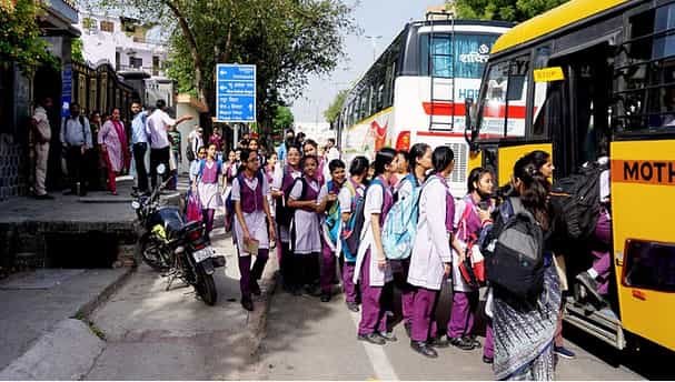 दिल्ली में एक बार फिर 50 स्कूलों को बम से उड़ाने की धमकी, ई-मेल से मचा हड़कंप