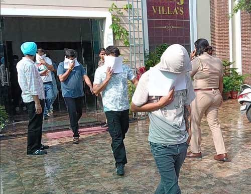 फगवाड़ा में साइबर फ्रॉड गैंग का भंडाफोड़ : 38 युवक-युवतियां गिरफ्तार; खुद को बैंक कर्मचारी बताकर ऑनलाइन ट्रांजैक्शन कर लाखों रुपए की ठगी करते थे