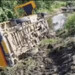स्कूल खुलते ही हुआ हादसा बच्चों से भरी बस पलटी : रास्ता खराब होने के कारण नाले में जा गिरी; 20 छात्र सुरक्षित निकाले