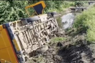 स्कूल खुलते ही हुआ हादसा बच्चों से भरी बस पलटी : रास्ता खराब होने के कारण नाले में जा गिरी; 20 छात्र सुरक्षित निकाले