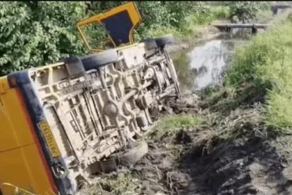 स्कूल खुलते ही हुआ हादसा बच्चों से भरी बस पलटी : रास्ता खराब होने के कारण नाले में जा गिरी; 20 छात्र सुरक्षित निकाले