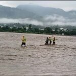 उत्तराखंड के देहरादून में सहस्त्रधारा में बादल फटा, टपकेश्वर मंदिर डूबा : 2 फीट मलबा भरा