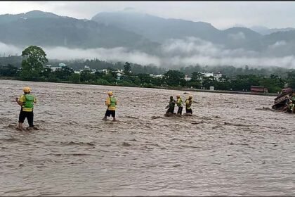 उत्तराखंड के देहरादून में सहस्त्रधारा में बादल फटा, टपकेश्वर मंदिर डूबा : 2 फीट मलबा भरा