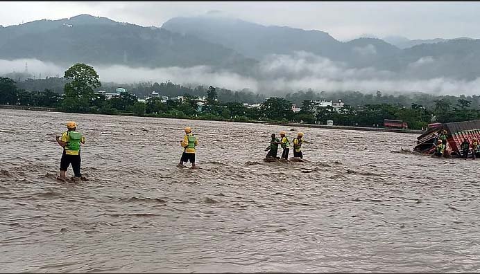 उत्तराखंड के देहरादून में सहस्त्रधारा में बादल फटा, टपकेश्वर मंदिर डूबा : 2 फीट मलबा भरा
