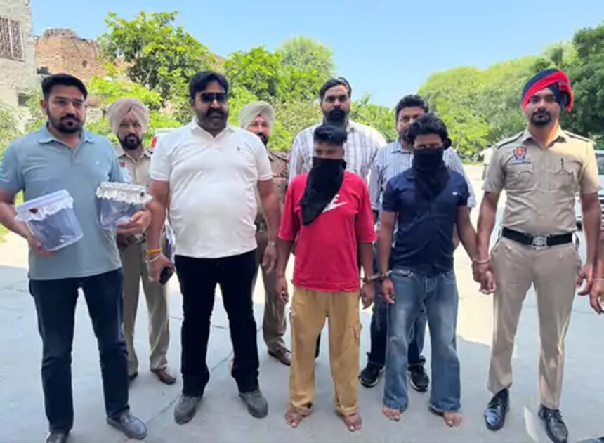 फाजिल्का : पाकिस्तान से अवैध हथियारों की तस्करी का भंडाफोड़; 5 पिस्टल और मैगजीन बरामद ; विदेशी नेटवर्क के जरिए मंगवाए थे