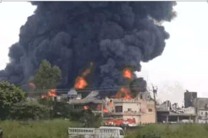 गद्दा फैक्टरी में लगी भीषण आग, एक कर्मचारी फंसा; 20 किमी दूर तक दिखा धुएं का गुबार