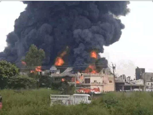 गद्दा फैक्टरी में लगी भीषण आग, एक कर्मचारी फंसा; 20 किमी दूर तक दिखा धुएं का गुबार