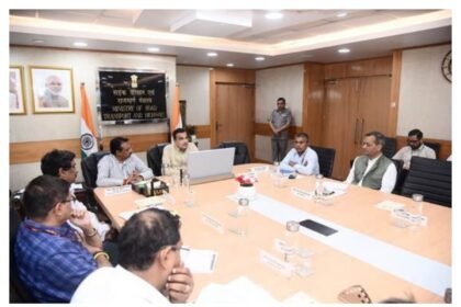 केंद्रीय मंत्री श्री नितिन गडकरी ने राष्ट्रीय राजमार्गों को हुए नुकसान पर समीक्षा बैठक की