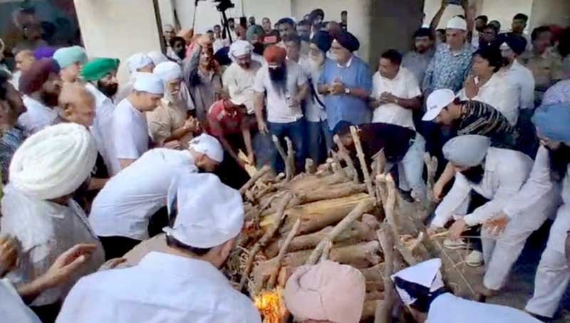 पूर्व सांसद मोहिंदर सिंह केपी के बेटे रिची केपी का अंतिम संस्कार : पिता ने दी मुखाग्नि, फफक पड़े पूर्व सांसद 