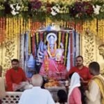 नवरात्र में भक्ति का रंग :  नवरात्र पर सजा मां त्रिपुरमालिनी दरबार : फूलों की सजावट, मां भक्तों की उमड़ रही भीड़