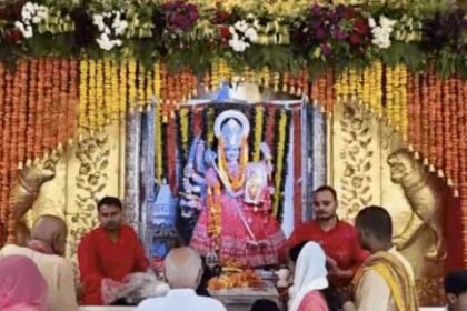 नवरात्र में भक्ति का रंग :  नवरात्र पर सजा मां त्रिपुरमालिनी दरबार : फूलों की सजावट, मां भक्तों की उमड़ रही भीड़