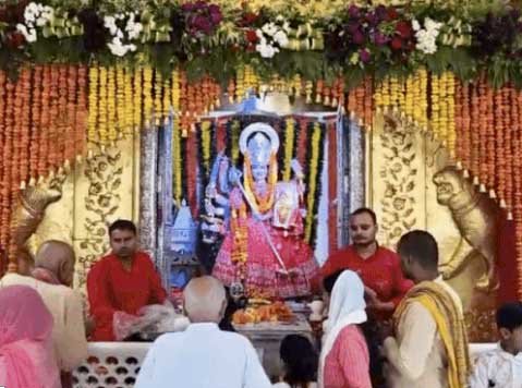 नवरात्र में भक्ति का रंग :  नवरात्र पर सजा मां त्रिपुरमालिनी दरबार : फूलों की सजावट, मां भक्तों की उमड़ रही भीड़