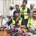 गायक मनकीरत औलख ने फिरोजपुर में बांटे 20 ट्रैक्टर : पूरे पंजाब में 200 ट्रैक्टर देने का किया वादा